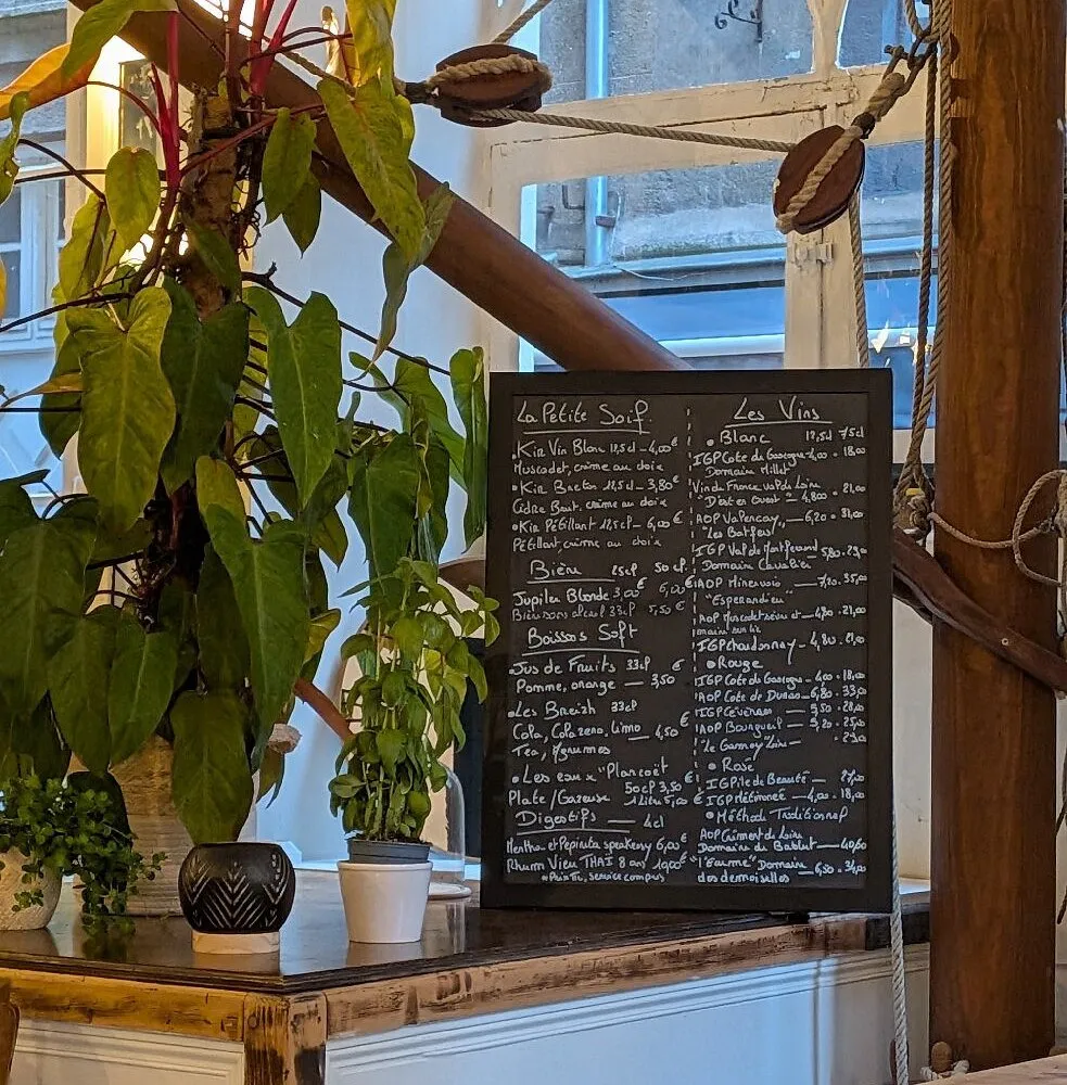 Ardoise des boissons et de la carte des vins, écrite à la craie