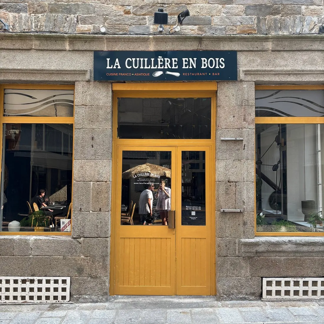 La devanture jaune du restaurant La Cuillère en Bois, rue du Puits aux Braies à Saint-Malo