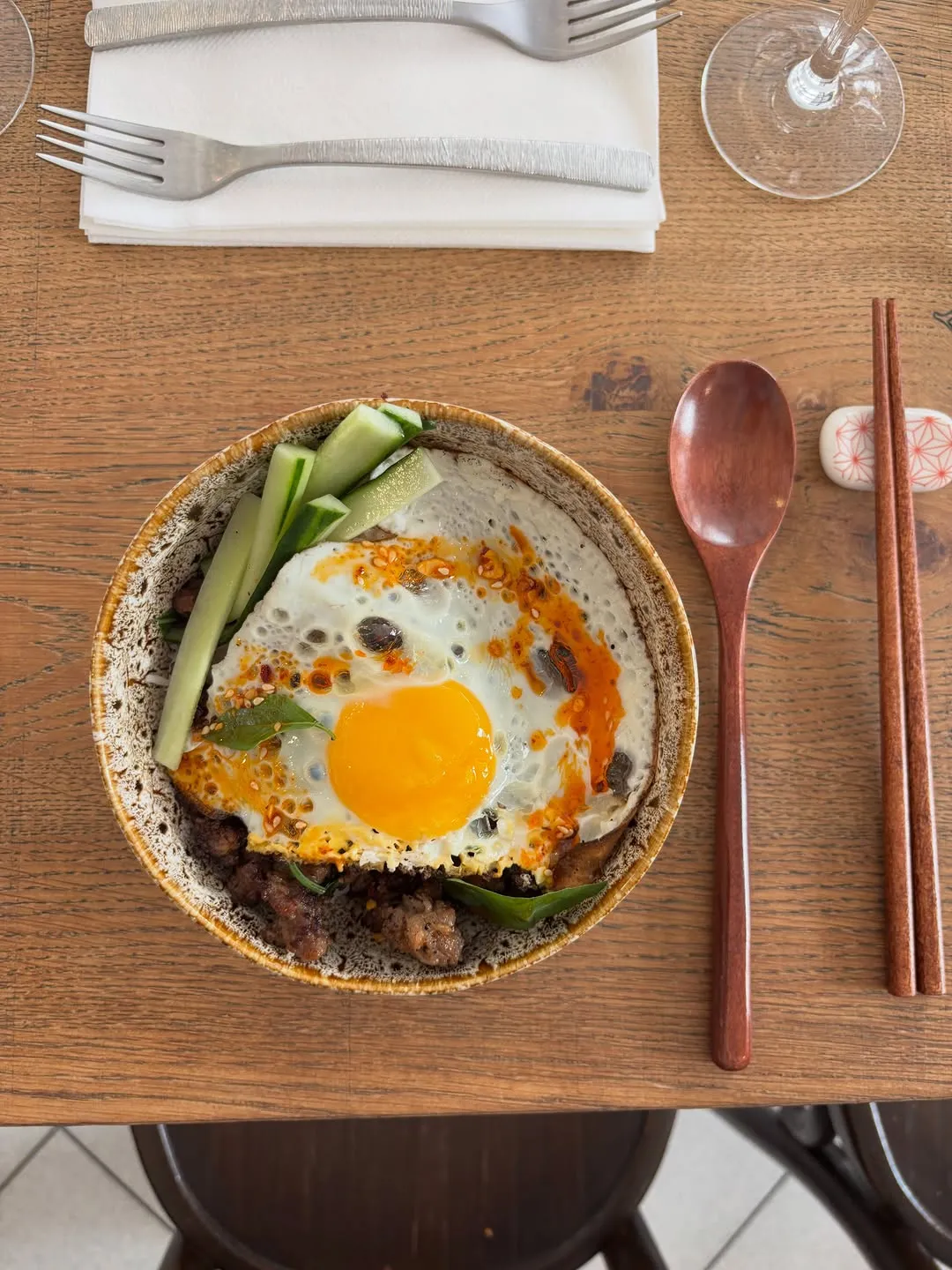 Le Pad Kra Pao servi avec un œuf au plat et du riz thaï