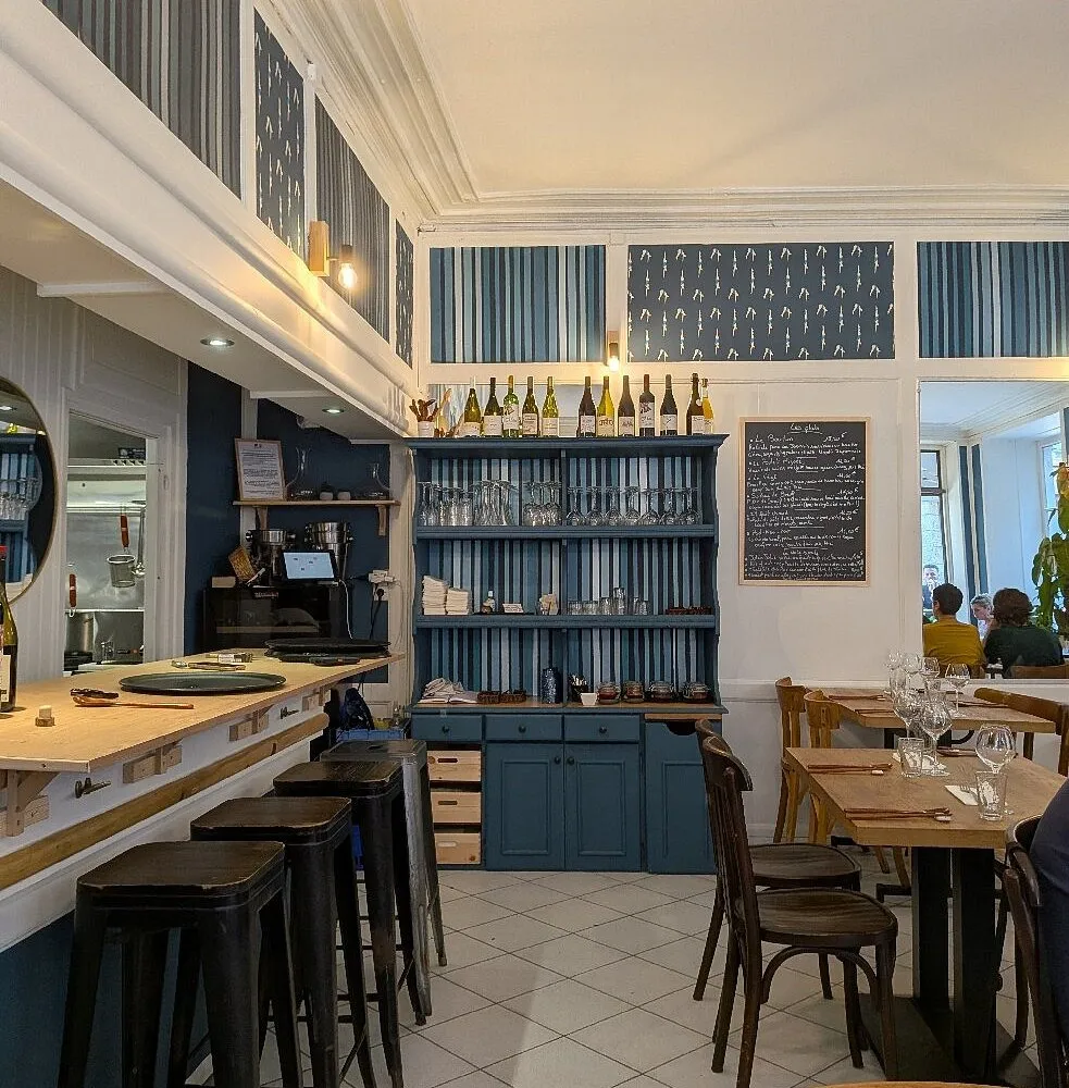 La salle du restaurant, son bar et son vaisselier bleu