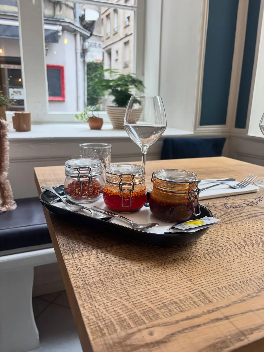 Condiments maison sur une table près de la fenêtre